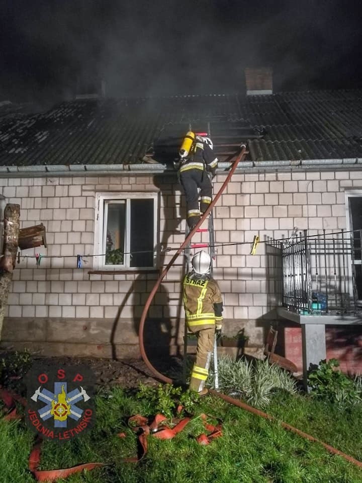 Przy gaszeniu pożaru pracowało łącznie 26 ratowników z 8...