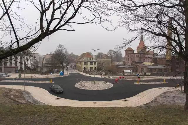 Przy wylewaniu asfaltu intensywnie pracowano również na ul. Kilińskiego, w związku z budową w tym miejscu nowego ronda.