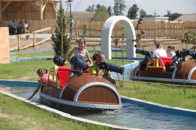 Energylandia w Zatorze - największy rodzinny park rozrywki w Polsce.Czynny w godz. 10-18. Od 1 do 4 czerwca dni pod hasłem „Kinder Party".Cennik: bilet normalny kosztuje 109 zł od osoby, w cenie są wszystkie atrakcje. Dzieci do 140 cm wzrostu płacą 59 zł. Maluchy do 3 lat wchodzą za 1 zł. Tyle samo zapłaci osoba w dniu swoich urodzin. Są tez zniżki dla kobiet w ciąży – za bilet zapłacą 59 zł.Największe atrakcje: Nie sposób wymienić wszystkich atrakcji , które spotkamy w EnergyLandii. Jest w czym wybierać. Do największych atrakcji z  pewnością można zaliczyć urządzenia z kategorii „ekstremalnych rozrywek”.  Jest ich aż 9 w tym rollercoastery. W Energylandii znajduje się rollercoaster „Mayan”,  największe tego typu urządzenie w Europie Środkowo-Wschodniej. Nieopodal  jest wysoka na 40 metrów wieża Tsunami Drop oraz jedna z najbardziej ekstremalnych atrakcji Aztec Swing - ogromne wahadło, kręcące się na różne strony oraz wokół własnej osi z olbrzymią prędkością po prawie 27 metrowej średnicy koła. Są także mini rollercoastery dla młodszych miłośników ekstremalnych przeżyć. Dużą atrakcją zwłaszcza w gorące dni są wszystkie wodne atrakcje. Na najmłodszych z pewnością nie małe wrażenie zrobią karuzele i kolejki z „Bajkolandii”.Nasza opinia: to fantastyczne miejsce na rodzinną wycieczkę. Park rozrywki na najwyższym poziomie. Każdy znajdzie tu atrakcje dla siebie. Ceny są wysokie, ale proporcjonalne do jakości. Planując odwiedziny w tym miejscu warto zarezerwować sobie cały dzień i przyjechać tu już z samego rana, by w pełni skorzystać z atrakcji. W gorące dni warto pamiętać o nakryciu na głowę, bo niewiele jest miejsc zacienionych.