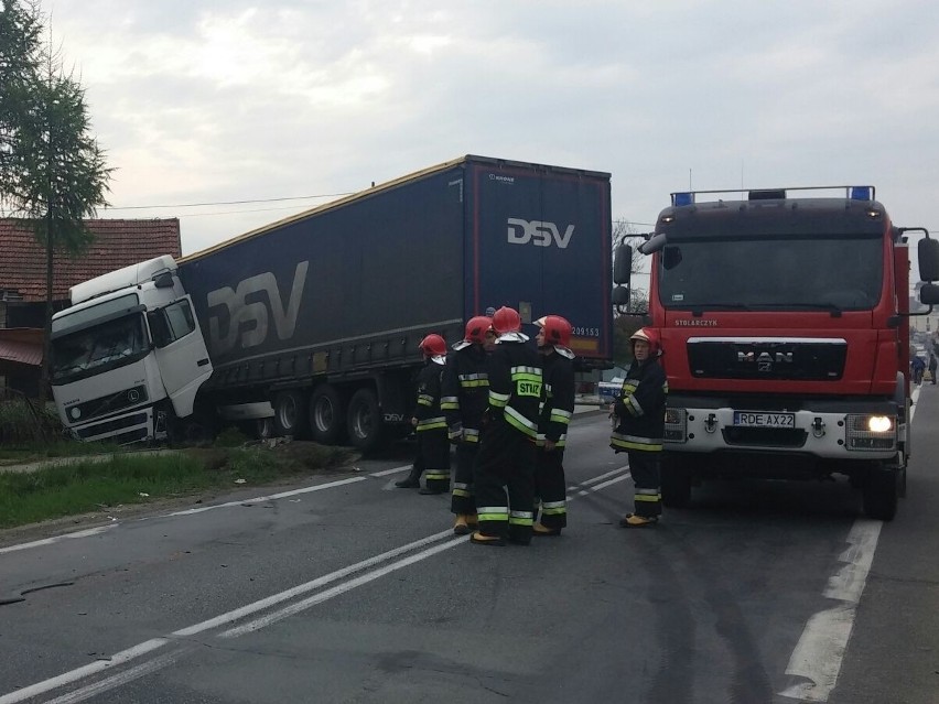 Zderzenie ciężarówek i busa w Brzostku [FOTO]