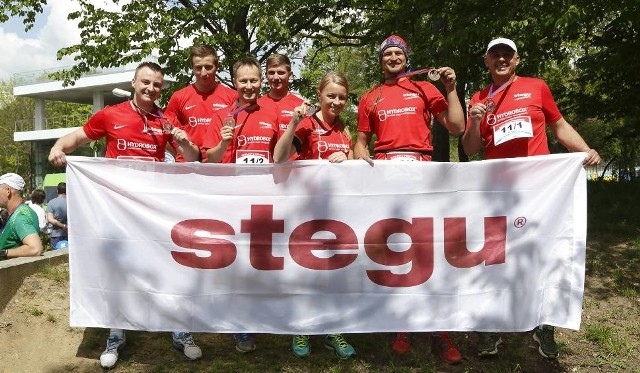 Sztafety firmowe na Maratonie Opolskim. Propagują sport i wspierają potrzebujących Ekipy Stegu, które gościnnie reprezentował himalaista Adam Bielecki, zajęły w tegorocznej sztafecie 9 i 21 miejsce.