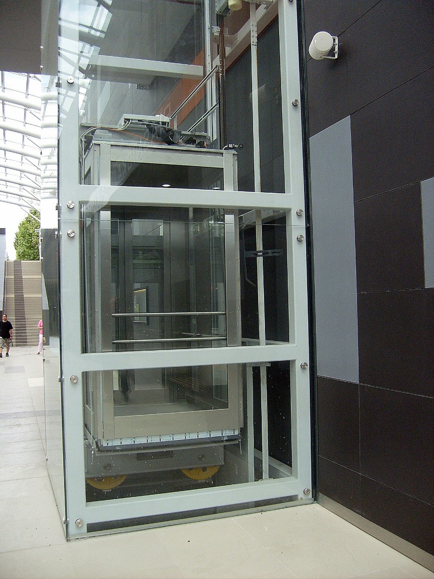 Przykład oszklonej, montowanej bezfundamentowo windy