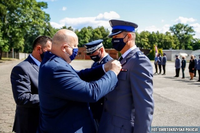 Odznaczenia, awanse i medale – wszystko z zachowaniem reżimu sanitarnego – tak było podczas tegorocznego święta policji świętokrzyskiej. Podczas uroczystości, które odbyły się w środę, 22 lipca wręczono medale za długoletnią służbę, które trafiły do 40 świętokrzyskich policjantów, odznaczenia „Zasłużony Policjant” odebrało 39 funkcjonariuszy, w tym dwóch zastępców szefa świętokrzyskiego garnizonu - inspektor Jarosław Tokarczyk oraz młodsza inspektor Agata Malasińska-Nagórny. Ważnym elementem uroczystości było wyróżnienie policjantów aktami mianowania na wyższe stopnie policyjne. Rozkazem Komendanta Głównego Policji generała Jarosława Szymczyka wyróżniony został zastępca Komendanta Wojewódzkiego w Kielcach młodszy inspektor Andrzej Patrzałek. Szef świętokrzyskich policjantów dziękował za pracę funkcjonariuszom i pracownikom cywilnym. Podkreślił trud służby w dobie pandemii. Komendant Wojewódzki Policji w Kielcach dziękował również wszystkim paniom w garnizonie świętokrzyskim, w tym szczególnym dla nich roku – 95. Rocznicy powołania Policji Kobiecej.Święto Policji w Świętokrzyskiem 2020 - zobacz na kolejnych zdjęciach