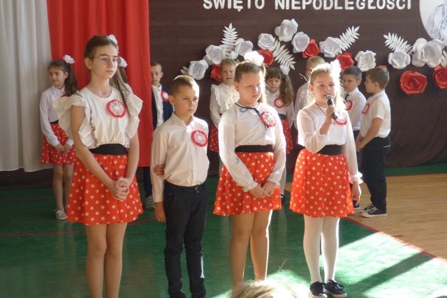 Obchody święta Niepodległości w Szkole Podstawowej w Słupi. Dzieci i młodzież wprowadziła wszystkich w patriotyczny nastrój.