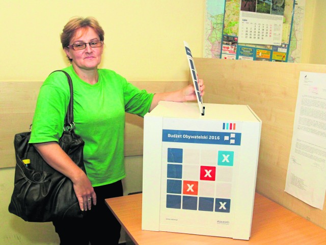 Danuta Nowak głosowała wczoraj w magistracie na jedną z propozycji budżetu obywatelskiego.