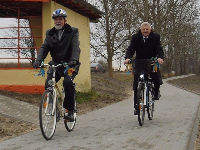 Pierwszymi rowerzystami na nowej ścieżce byli Mariusz Chmiel, wójt gminy Słupsk (z lewej) i Antoni Sobczyk, sołtys Siemianic. 