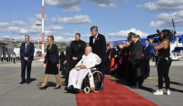 Francuska premier Elisabeth Borne powitała papieża Franciszka na lotnisku w Marsylii