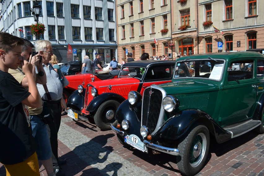 Rajd Pojazdów Zabytkowych w Bielsku-Białej. Konkurs elegancji, że aż dech zapierało [ZDJĘCIA]