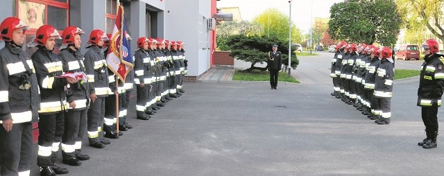 Każdego roku w Dniu Strażaka w wyjątkowy sposób strażacy przekazują kolegom pełnienie służby