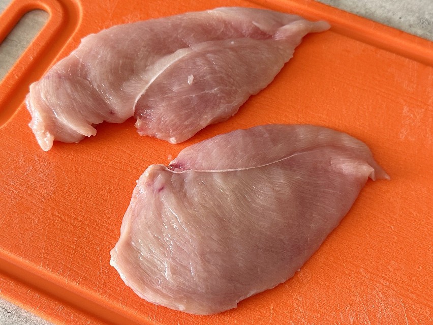 Przygotowanie kurczaka zacznij od oczyszczenia mięsa....