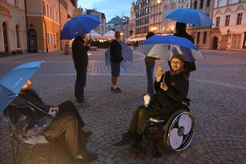 Kościół wymyślił konkurencję dla klubu go-go. Spacerujący z parasolami rozmawiają o Bogu (FOTO)