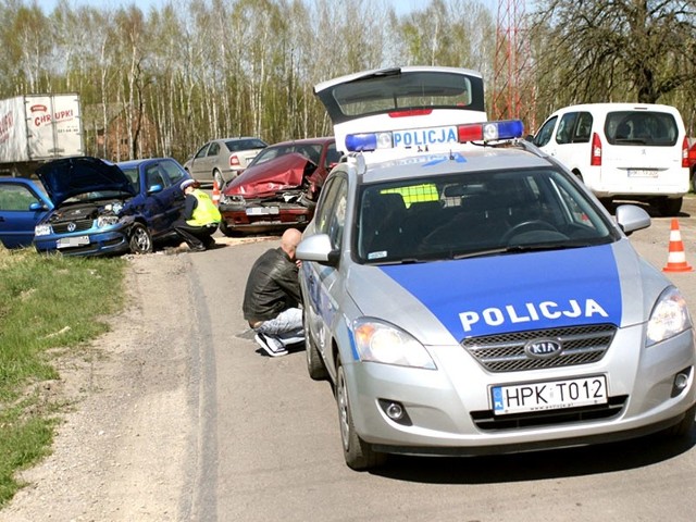 Na zakręcie fiat zjechał na lewy pas, po czum uderzył czołowo w volkswagena.