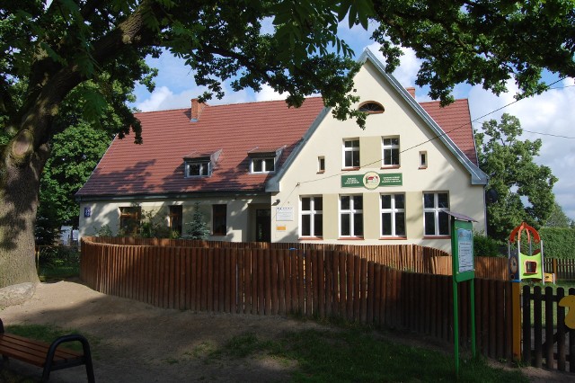 Stara szkoła w Olszewce. Tuż obok zbudowano nową