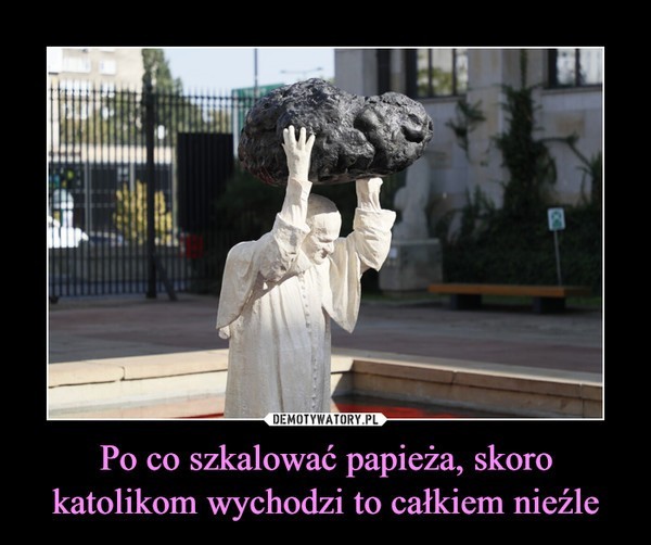 Jan Paweł II z głazem nad głową. Instalacja Jerzego Kaliny...