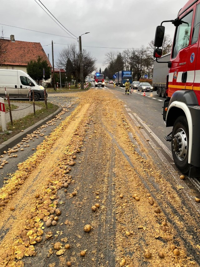 Rano 8 listopada w Opatówku rozsypały się ziemniaki. Stanowiły one zagrożenie na drodze. Zobacz zdjęcia --->