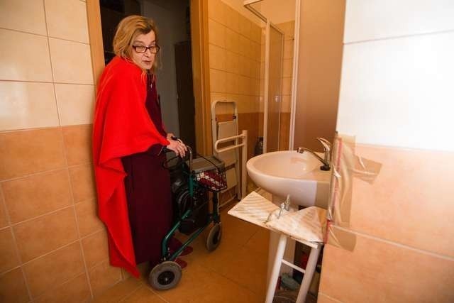 Pani Urszula z rzekomych udogodnień dla niepełnosprawnych w swoim mieszkaniu nie jest w stanie korzystać 