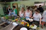 Uczniowie tarnogórskiej szkoły gastronomicznej uczestniczyli w warsztatach kulinarnych. Była fotografia i tajniki pracowni sensorycznej