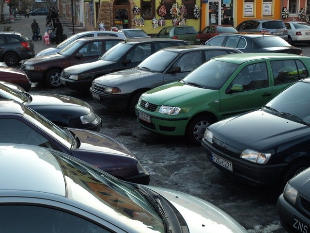 Czy płatne parkingi rozładują zatłoczone centrum Żagania? Tak wyglądało ono wczoraj ok. godz. 15.00.