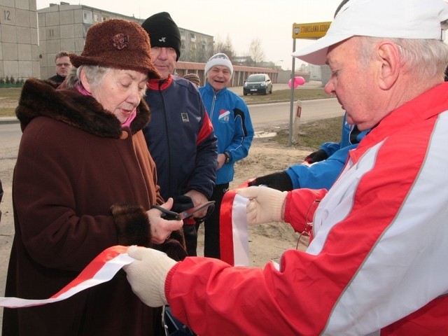 Wstęgę przecięła m.in. Krystyna Ożóg - żona wybitnego biegacza, który został patronem ulicy łączącej Międzyrzecz ze wsią Św. Wojciech, w której mieszkał w latach 50. minionego wieku.