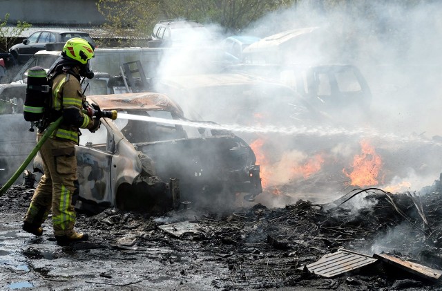 Groźny pożar na stacji demontażu pojazdów w Nieżychowicach w poniedziałek, 10.05.2021 r.! Płonęło kilkanaście aut