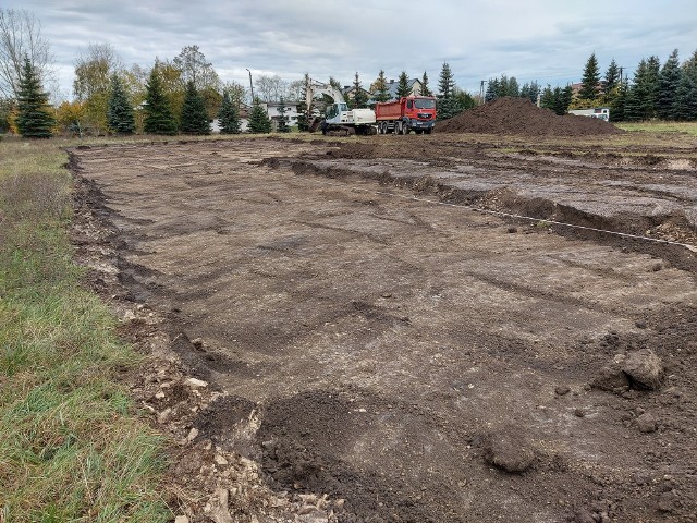 W Łysakowie rozpoczęto pierwsze prace nad budową boiska wielofunkcyjnego, które ma być gotowe do czerwca 2024 roku.