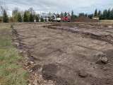Szkoła Podstawowa w Łysakowie będzie mieć nowe boisko. Prace budowlane właśnie się rozpoczęły