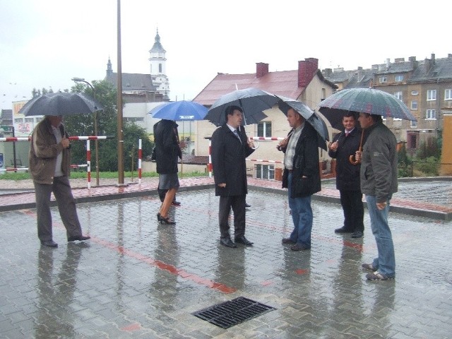 Wladza pod parasolem.