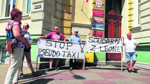 W niedzielę z rana grupa przyjaciół kołobrzeskiego taksówkarza protestowała przed  budynkiem prokuratury w obronie zatrzymanego 59-latka