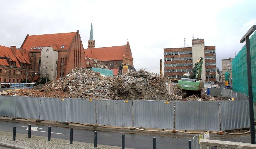 Wyburzanie biurowców Naviga i Navicentrum w pobliżu placu...