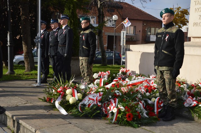 Tradycyjnie delegacje złożyły wiązanki kwiatów pod pomnikiem Tadeusza Kościuszki