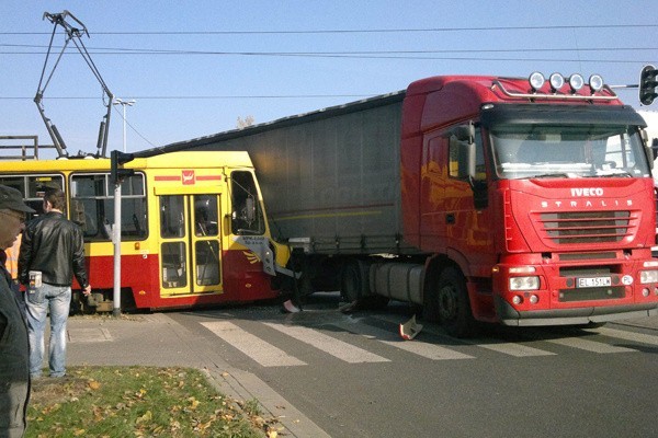 Zderzenie tira z tramwajem (galeria, wideo)