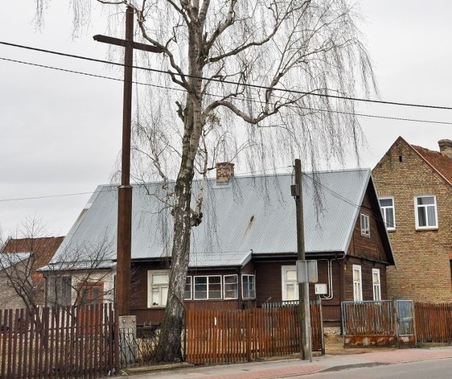 Krzyż u zbiegu ulic: Dojnowskiej, Nowowarszawskiej i Dojlidy Fabryczne  powstał w 1908 roku. Podobnie jak na wielu innych, widniej na nim napis: Od powietrza, głodu, ognia i wojny uchował nas Panie.