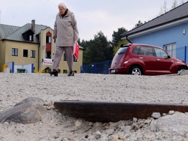 Helena Biegańska, która uczęszcza na rehabililiację mówi, że ciężko jej się idzie po wyboistej drodze