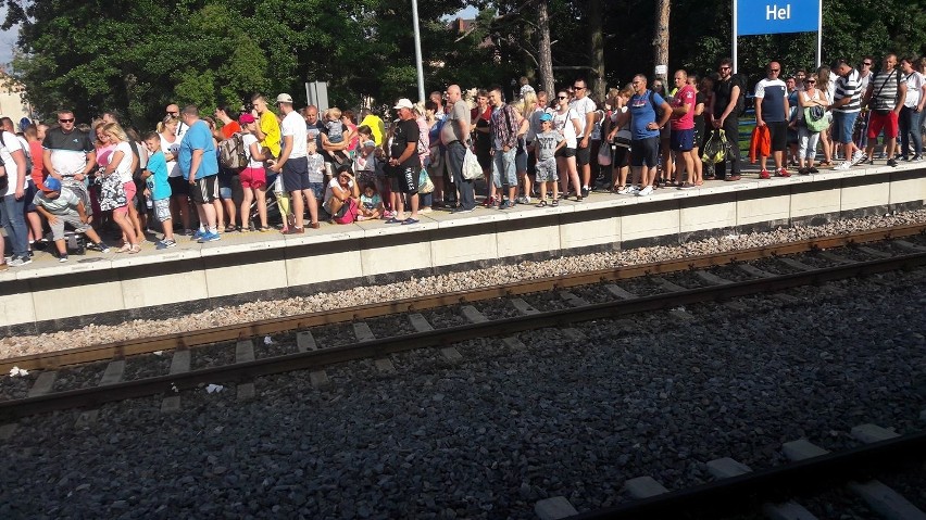 Tłumy turystów na dworcu w Helu. Powroty z wakacji zapełniły pociągi na półwyspie [ZDJĘCIA, WIDEO]