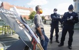 Policja przerwała demonstrację Obywateli RP  na okrągłej kładce w Rzeszowie | ZDJĘCIA