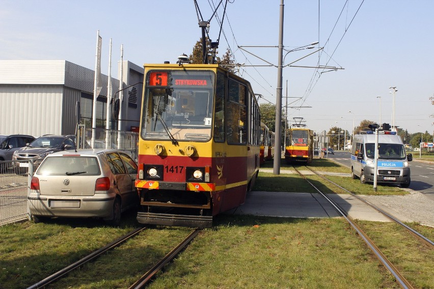 Wypadek na Limanowskiego. Volkswagen zderzył się z tramwajem. Kierowca uciekł [ZDJĘCIA]