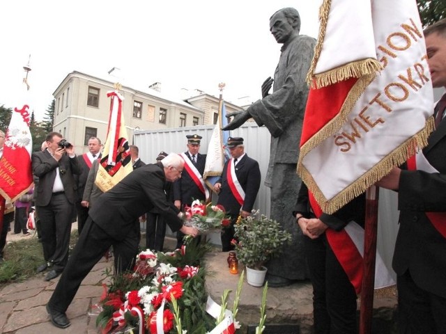 Waldemar Bartosz, szef świętokrzyskiej &#8222;Solidarności&#8221; składa wieniec pod pomnikiem Księdza Jerzego Popiełuszki.