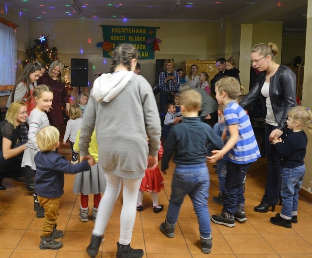 Jest karnawał, jest czas choinkowych zabaw, takich jak w Bronisławiu.Zabawę zorganizowano dla dzieci w świetlicy w  Bronisławiu. Udało się  połączyć przyjemne z pożytecznym, to znaczy dobrą zabawę z akcją dotyczącą bezpieczeństwa dzieci. Organizatorami  byli Zdzisław Pobudkiewicz, sołtys Bronisławia , oraz strażacy z OSP. Na spotkanie, oprócz  Mikołaja, zaprosili także dzielnicowego sierż. szt. Przemysława Betlińskiego. Dzieci, oprócz prezentów, otrzymały  odblaskowe opaski, które ufundował  Błażej Zimny z Dobrego. Noś odblaski także w mieście. Policja apeluje do pieszych.