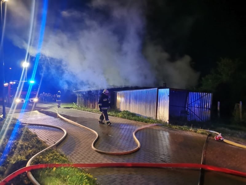 Nocny pożar garażu w Niedarzynie.