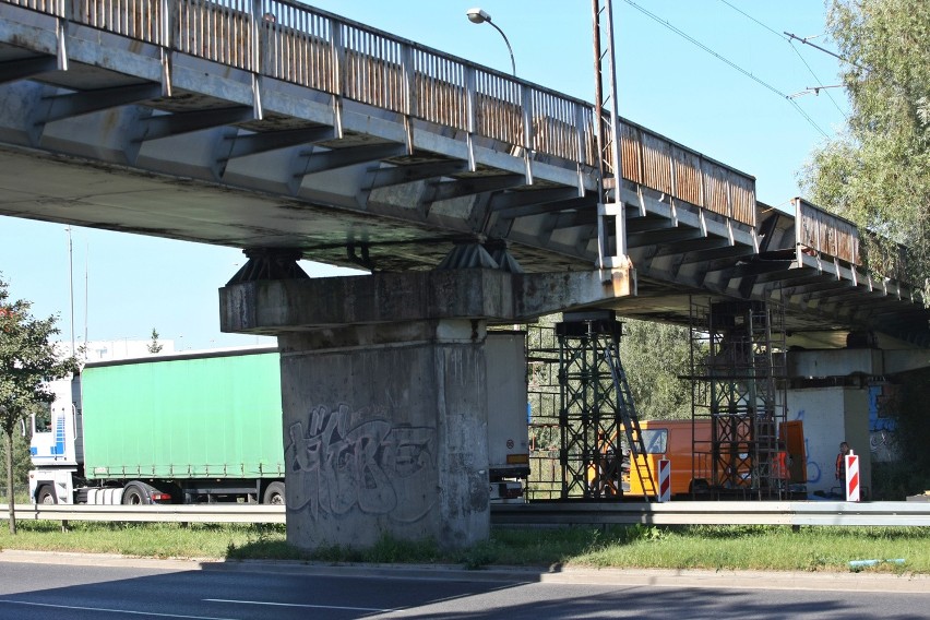 Wiadukt kolejowy uszkodzony przez tira. Od czwartku zwężono...