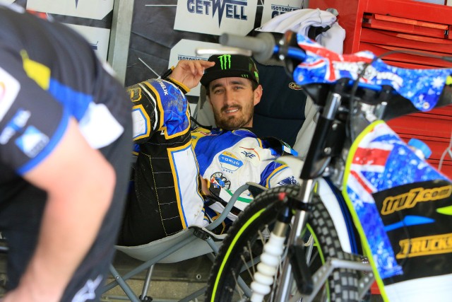 Chris Holder ma prawo być w dobrym humorze. Za Australijczykiem najlepszy mecz w sezonie. Były mistrz świata w ósmej kolejce Elitserien wywalczył 18 punktów z bonusem