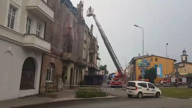 Uszkodzona elewacja budynku przy Hallera po burzy. Wjazd od Wodzisławskiej zablokowany
