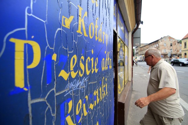 Miasto chce powiedzieć stop także tym, którzy omijają prawo zakazujące umieszczania reklam... zaklejając witryny (na zdj. ulica Długa)