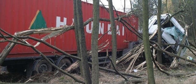 Przód pojazdu jest zniszczony, ale kierowcy nic się nie stało