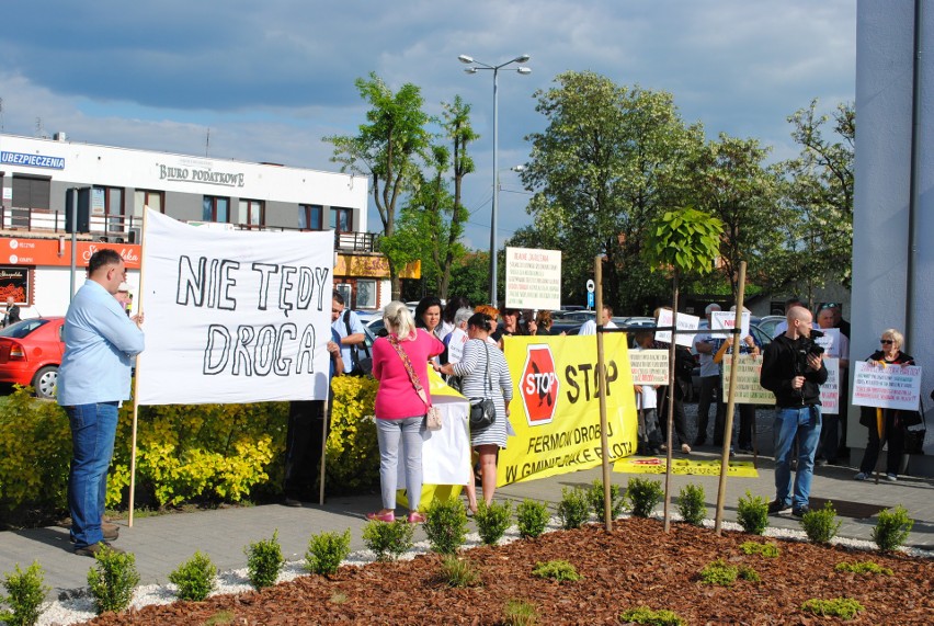 „STOP fermom kur w gminie Białe Błota”. Mieszkańcy protestują!  (zdjęcia)