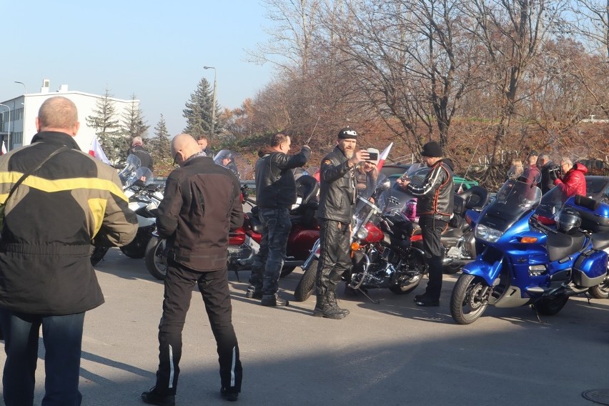 Świdniczanie uczcili 11 listopada Moto-Paradą! Zobacz zdjęcia pięknych motocykli i zabytkowych aut