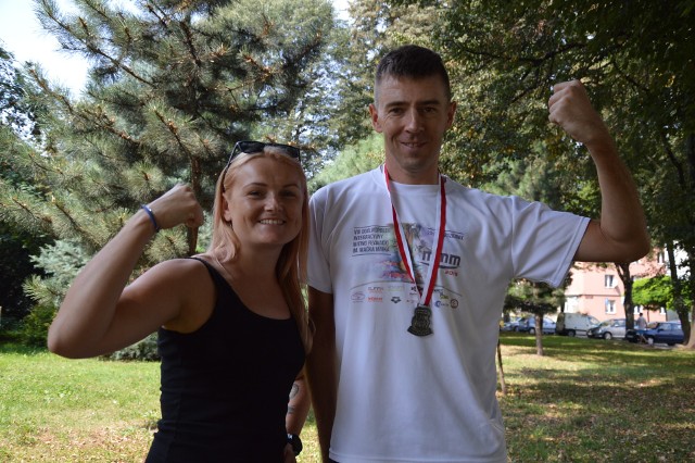 Maciej Bębenek z trenerką Eweliną Sikorą. To ich pierwsze "wspólne" medale w biegu na pięć kilometrów, ale jak mówią, nie ostatnie