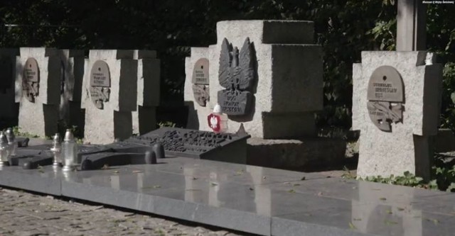 Symboliczne groby żołnierzy poległych na Westerplatte.