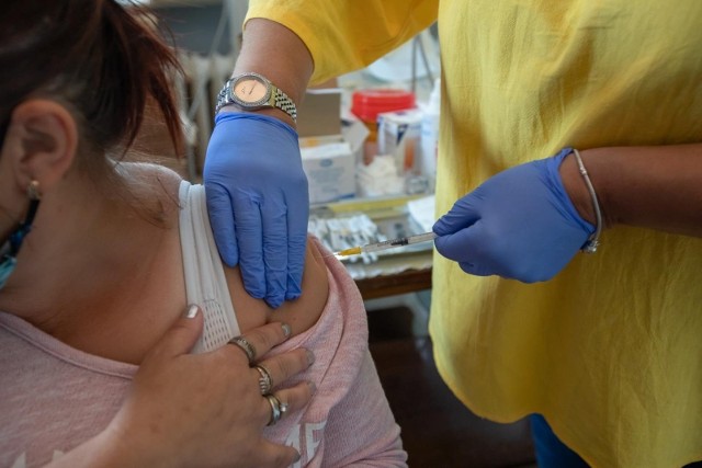Od 2 listopada szczepienia przypominające dostępne są dla wszystkich w pełni zaszczepionych osób pełnoletnich.