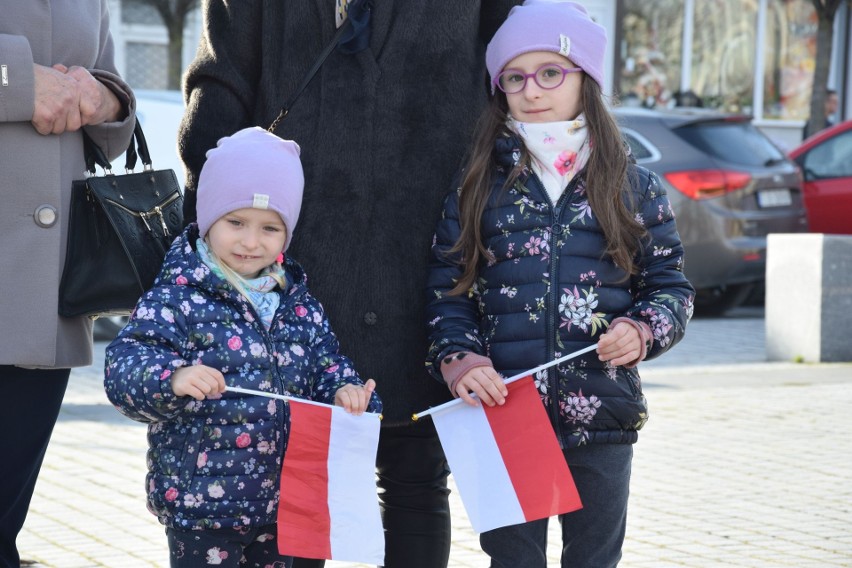 Narodowe święto Nieodległości w Małogoszczu. Uroczystym apelem uczczono 104. rocznicę odzyskania wolności. Zobaczcie zdjęcia